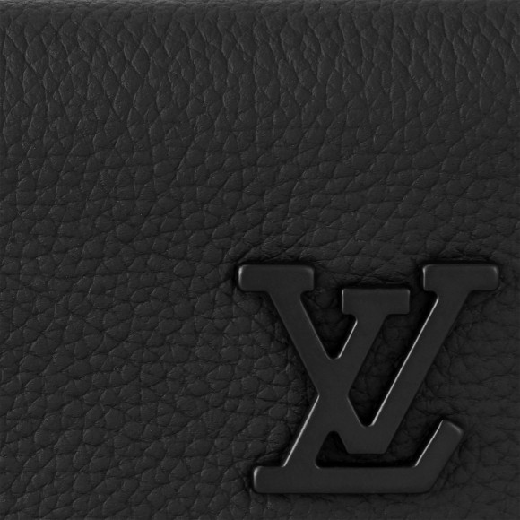 l**is V*t*n m81740 pilot wallet black