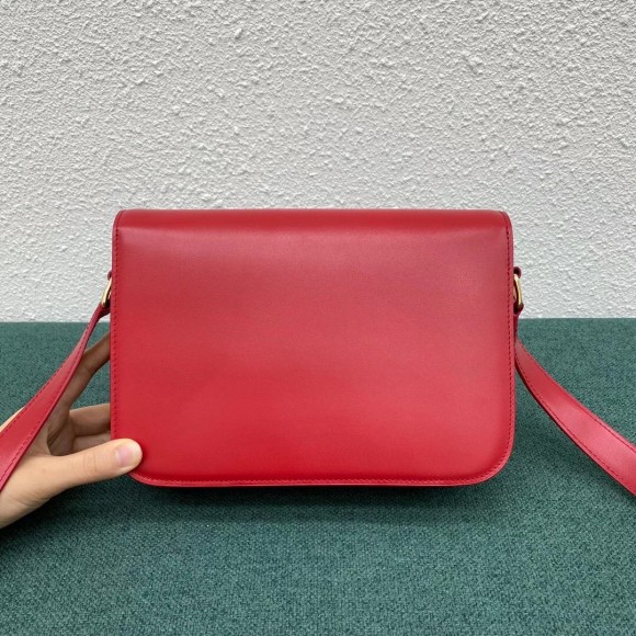 Ce**e triomphe medium bag in red smooth calfskin