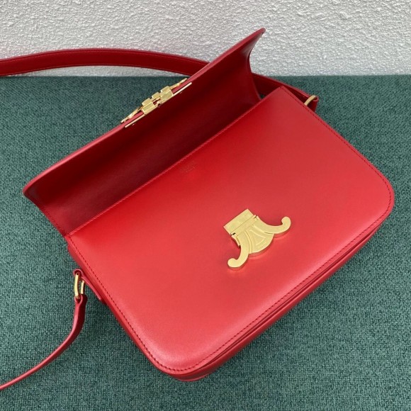 Ce**e triomphe medium bag in red smooth calfskin