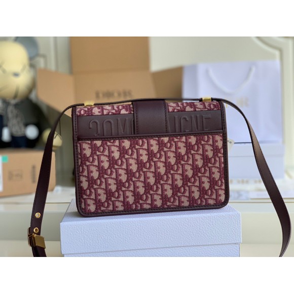 D*or 30 montaigne medium bag in bordeaux D*or oblique jacquard