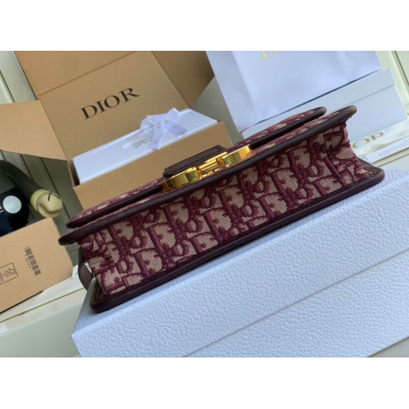 D*or 30 montaigne medium bag in bordeaux D*or oblique jacquard