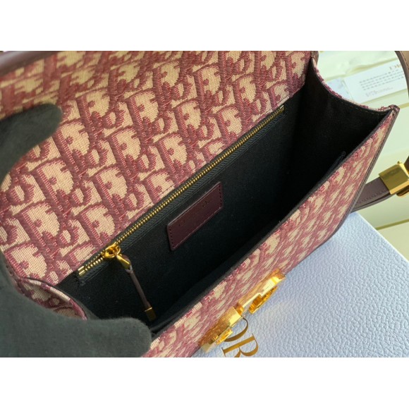 D*or 30 montaigne medium bag in bordeaux D*or oblique jacquard