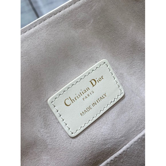 D*or c'est medium bag in white saddle calfskin
