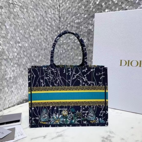 D*or meidum book tote bag in blue D*or constellation embroidery
