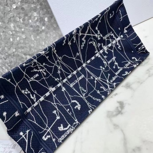 D*or meidum book tote bag in blue D*or constellation embroidery