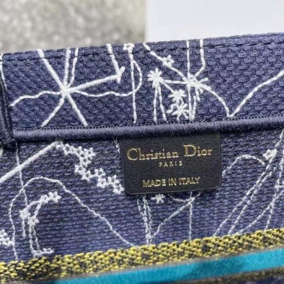 D*or meidum book tote bag in blue D*or constellation embroidery