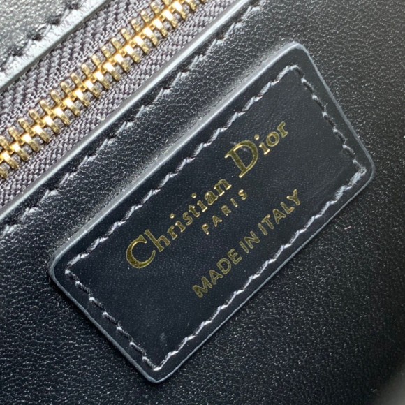 D*or 30 montaigne medium bag in black box calfskin