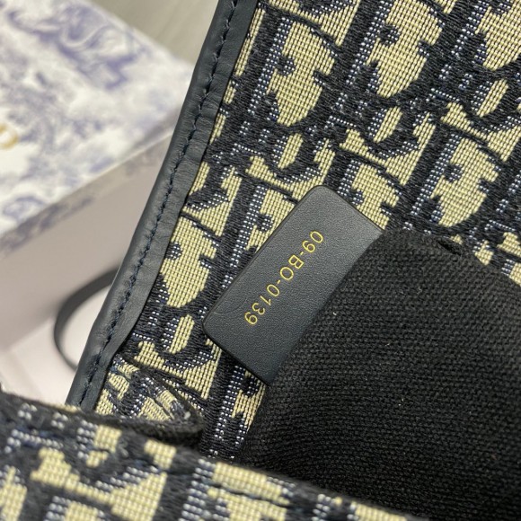 D*or 30 montaigne bag with chain in blue oblique jacquard