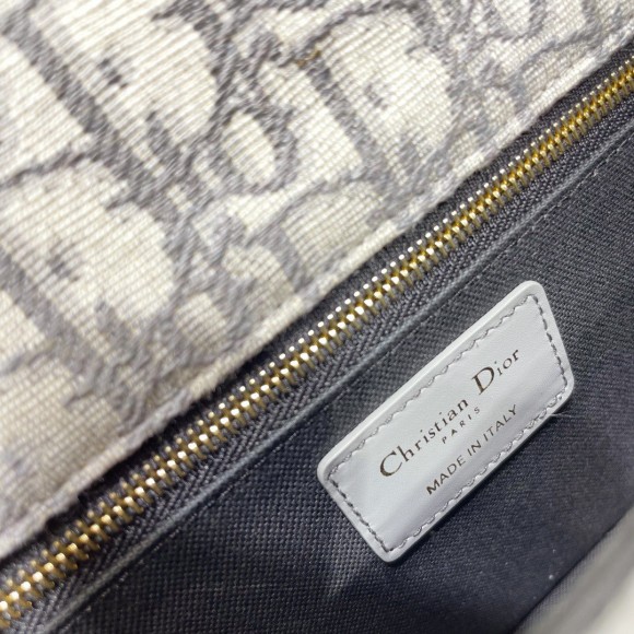 D*or 30 montaigne medium bag in grey D*or oblique jacquard