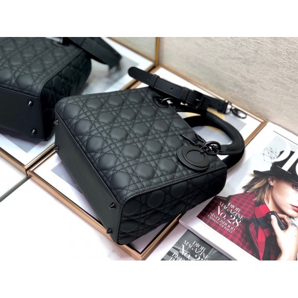 D*or lady D*or medium bag in black ultramatte cannage calfskin