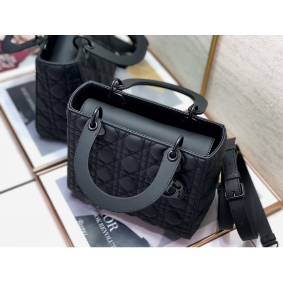 D*or lady D*or medium bag in black ultramatte cannage calfskin