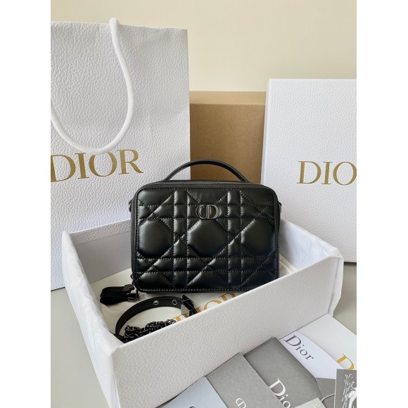 D*or caro box bag with chain in black macrocannage calfskin