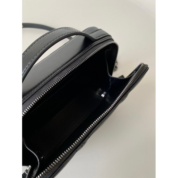 D*or caro box bag with chain in black macrocannage calfskin