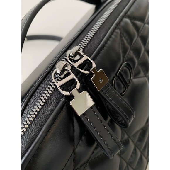 D*or caro box bag with chain in black macrocannage calfskin